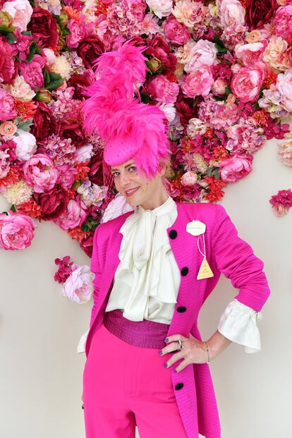 Una invitada apuesta todo al rosa en el tercer día de las carreras de Ascot. Desde hace unos años, el traje de pantalón también está aceptado para las damas, que también pueden llevar chistera si lo desean.