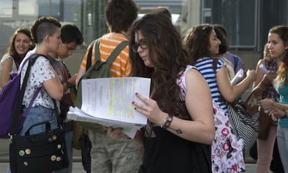 Estudiantes en la Universidad Polit&eacute;cnica de Valencia minutos antes de comenzar las pruebas de selectividad. 
