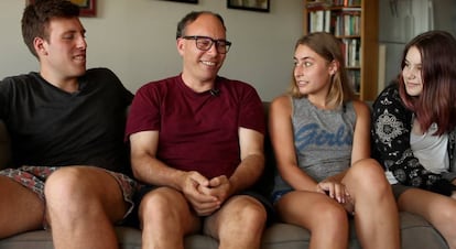 Aaron Long, segundo por la izquierda, junto a dos de sus hijas nacidas de sus donaciones de esperma.