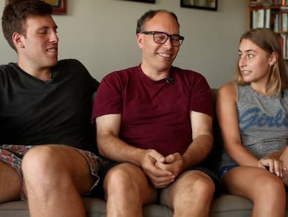 Aaron Long, segundo por la izquierda, junto a dos de sus hijas nacidas de sus donaciones de esperma.