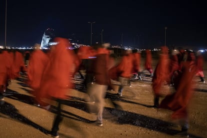 Migrantes subsaharianos caminando hacia el Centro de Atención Temporal de Extranjeros desde el muelle situado en Crinavis, San Roque.