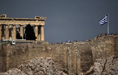 Una bandera griega ondea junto al Partenón.