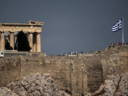 Una bandera griega ondea junto al Partenón.