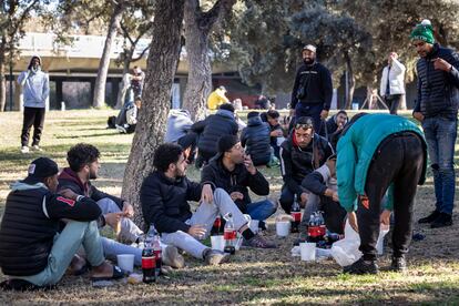 El Ayuntamiento de Valencia ha prohibido el reparto de comida que una ONG hace a personas sin techo en el cauce del río.