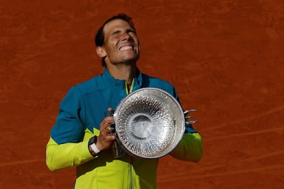 Rafa Nadal levanta el trofeo de Roland Garros tras su victoria frente a Casper Ruud este domingo en París por 6-3, 6-3 y 6-0, en 2 horas y 18 minutos.