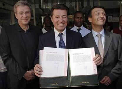 Christian Estrosi, alcalde de Niza, muestra los certificados de nacimiento de los hijos de Jolie y Pitt.