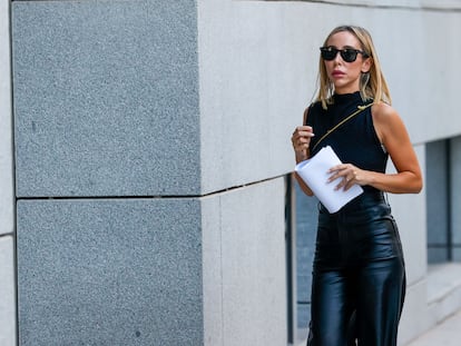 Patricia Pérez, jefa de prensa de la selección femenina de fútbol, este jueves en las inmediaciones de la Audiencia Nacional.