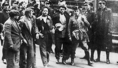 Treballadors detinguts per la Guàrdia Civil i la Guàrdia d'Assalt durant la Revolució asturiana, el 1934.