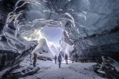 Excursionistas en la Cueva de Cristal, una gruta de hielo en el interior del glaciar islandés Breidamerkurjokull, uno de los mayores de Europa.