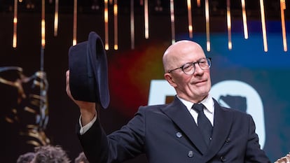 Jacques Audiard en el escenario tras ganar el premio a la Mejor Película durante la 50ª ceremonia anual de los premios César, el 28 de febrero en París, Francia.