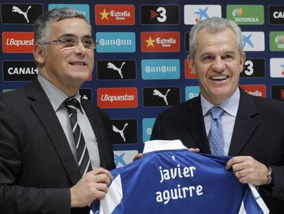 El presidente del Espanyol, Joan Collet, con el técnico Javier Aguirre.