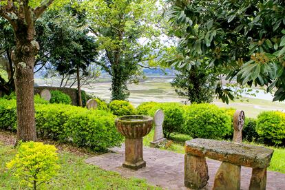 Cementerio de Kanala y, al fondo, la marisma de la reserva de la biosfera de Urdaibai.