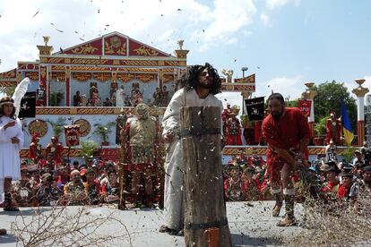 En la alcaldía Iztapalapa de Ciudad de México, los romanos azotan a Jesús, durante la representación anual de la Pasión de Cristo en Viernes Santo. Este viernes 7 de abril se cumplieron 180 representaciones desde que comenzó en forma la tradición.