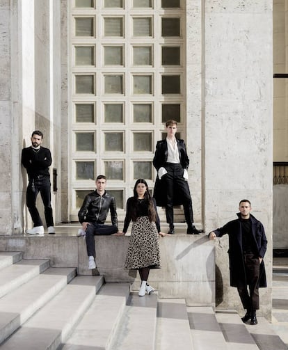 De izquierda a derecha, Pau Avia, Miguel Dana, Aisa Balaguer, Arturo Obegero y Daniel Menéndez, en el Palais de Tokyo, en París.