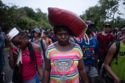 Familias de migrantes viajan por Tapachula, Chiapas.