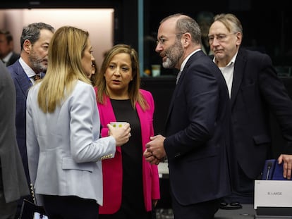 La presidenta del Parlamento Europeo, Roberta Metsola (izquierda), hablaba este martes con los presidentes de los grupos Alianza Progresista de Socialistas y Demócratas, Iratxe Garcia Perez, y del Partido Popular Europeo, Manfred Weber, en Estrasburgo.