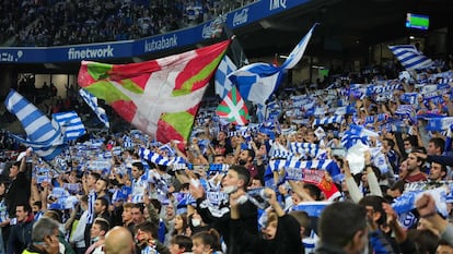 La grada Aitor Zabaleta, la más ruidosa del Reale Arena, la casa de la Real Sociedad, que cada día se parece más al viejo estadio de Atotxa por el ambiente de la afición.