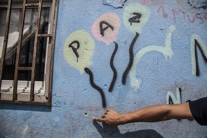 Un mural sobre la Paz realizado en el barrio Cota 905 con motivo de los agujeros de bala que quedaron como sangriento recordatorio de los enfrentamientos entre la banda local y la Guardia Nacional Bolivariana. Hay escasez de harina y medicamentos, pero abundan las armas de fuego y las municiones, lo que permite la consolidación de estas pandillas dedicadas al narcotráfico, la extorsión y el secuestro con el que mantienen a Caracas liderando la siniestra lista de ciudades más peligrosas del mundo.