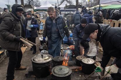 Voluntarios preparan alimentos para soldados y civiles en un campamento en Kiev. El Programa Mundial de Alimentos de la ONU (PMA) estimó este miércoles que deberá ayudar a más de tres millones de ucranios con donaciones de comida.