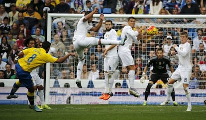 El jugador de Las Palmas, Willian Jose, lanza el balón a la barrera blanca formada por Marcelo, Casemiro, Nacho, Cristiano Ronaldo y Toni Kroos.