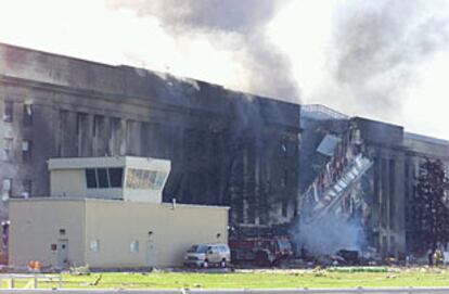 Aspecto de una de las alas del Pentágono dañadas por el impacto de otro avión.