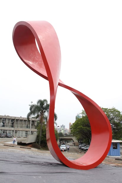 "Monumento ao Trabalhador", escultura de Tomie Ohtake de 2013.