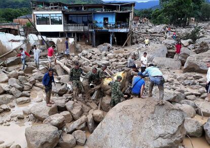 Soldados evacúan a las víctimas de una avalancha en Mocoa (Colombia), el 1 de abril de 2017, donde murieron más de 150 personas por el desbordamiento de tres ríos causado por las fuertes lluvias.