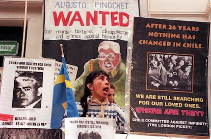 Protesta frente a la Cámara de los Lores británica tras aplazar esta su fallo sobre el destino de Pinochet, en 1998.