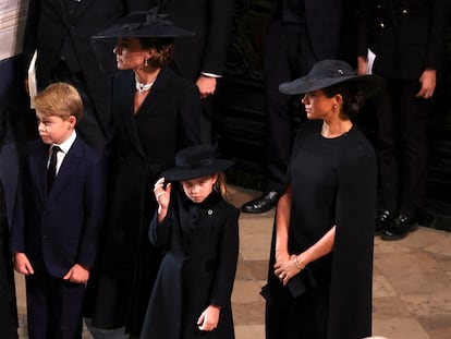 Los príncipes Jorge y Carlota, delante de su madre, Kate Middleton, y de su tía, Meghan Markle, esperaban este lunes la entrada del féretro de la reina Isabel en la abadía de Westminster.