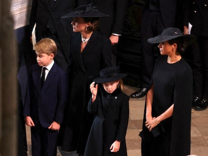 Los príncipes Jorge y Carlota, delante de su madre, Kate Middleton, y de su tía, Meghan Markle, esperaban este lunes la entrada del féretro de la reina Isabel en la abadía de Westminster.