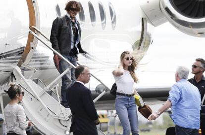 Johnny Depp a su llegada a Australia con su esposa Amer Heard.