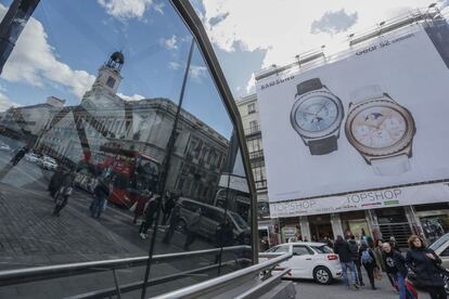 Lona publicitaria colocada en el n&uacute;mero 6 de la Puerta del Sol. 