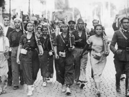 Hombres y mujeres de una de las milicias organizadas en la zona republicana, tras la sublevación militar de julio de 1936.