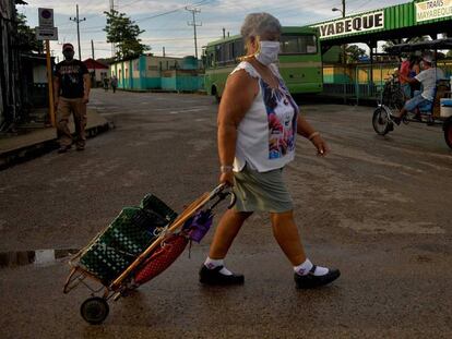 Una mujer con mascarilla camina por una calle de San José de las Lajas (Cuba) con un carrito de la compra el pasado 18 de junio de 2020.