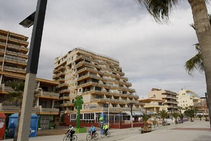 Una vista del edificio de apartamentos en primera línea de la playa de Morro de Gos de Oropesa que la Justicia obliga a derribar.