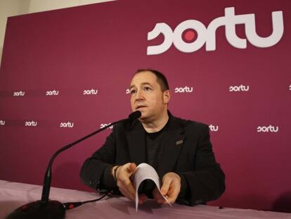 El portavoz de Sortu, Pernando Barrena, antes de comenzar su comparecencia esta mañana en San Sebastián.