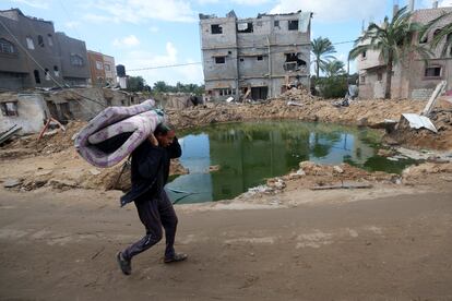 Un hombre palestino camina entre los edificios derruidos tras un bombardeo israelí en la Franja de Gaza, en el campo de refugiados de Nusseirat.