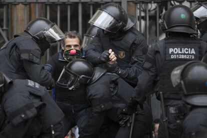 Los arrestados formaban parte de una manifestación de un centenar de personas, según la policía, que se apostó frente a las puertas del tribunal, tras una gran pancarta que decía "Detengamos el golpe de Estado".