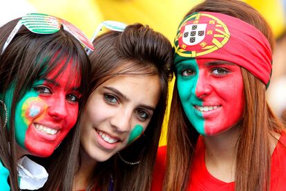 Seguidoras portuguesas animan a su selección antes del inicio del partido contra Brasil.