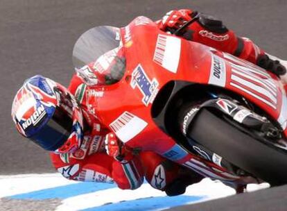 Casey Stoner en los entrenamientos de ayer, en los que consiguió la <i>pole position.</i>