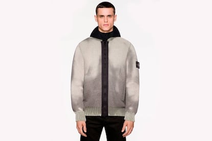 Este jersey de Stone Island cambia en tonos de grises según nuestra temperatura