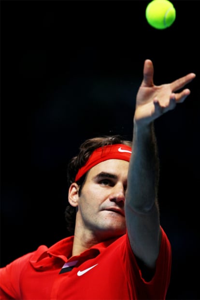 Roger Federer, durante el partido ante Andy Murray en la Copa de Maestros.