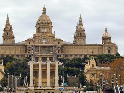 Perfil del MNAC desde la Plaza de Espanya. 