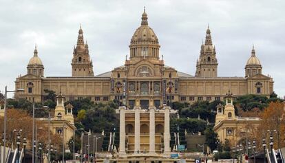 Perfil del MNAC desde la Plaza de Espanya. 