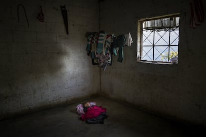 Un bebé duerme en el suelo. Sus padres partieron en busca de trabajo en las plantaciones de café y quedó a cargo de sus hermanos.  