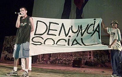 El cantante Humberto Cabrera, durante un concierto de <i> rap</i> en Alamar, donde denunci a la polica cubana como enemiga de la juventud.