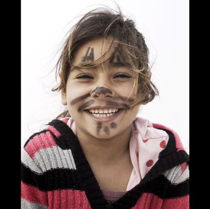Dunya, de cuatro años, pintada para jugar en el campo de refugiados jordano donde vive.