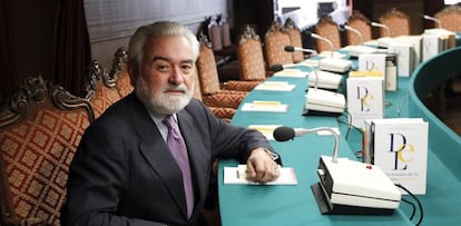 Darío Villanueva, director de la Real Academia Española, en la sala de juntas de la institución.