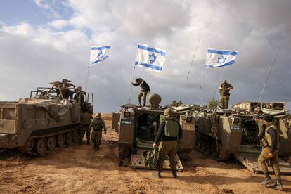 Soldados israelíes se despliegan en el sur de Israel, en la zona de la Franja de Gaza, este lunes 20 de noviembre.  