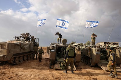 Soldados israelíes se despliegan en el sur de Israel, en la zona de la Franja de Gaza, este lunes 20 de noviembre.